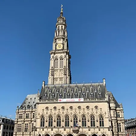 Au Pied Du Beffroy *